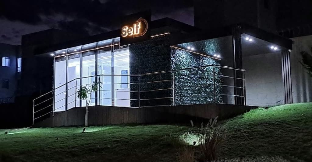 Iluminação e Atendimento 24 Horas